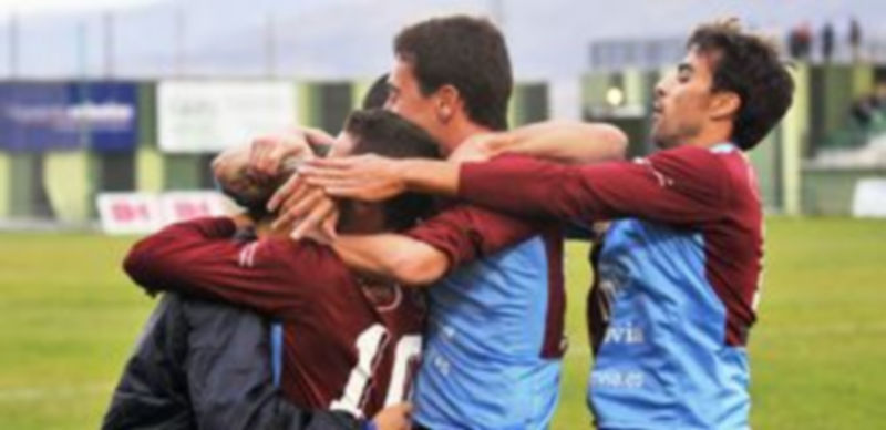 Los jugadores de la Segoviana se abrazan tras la consecución de un gol. / Juan Martín