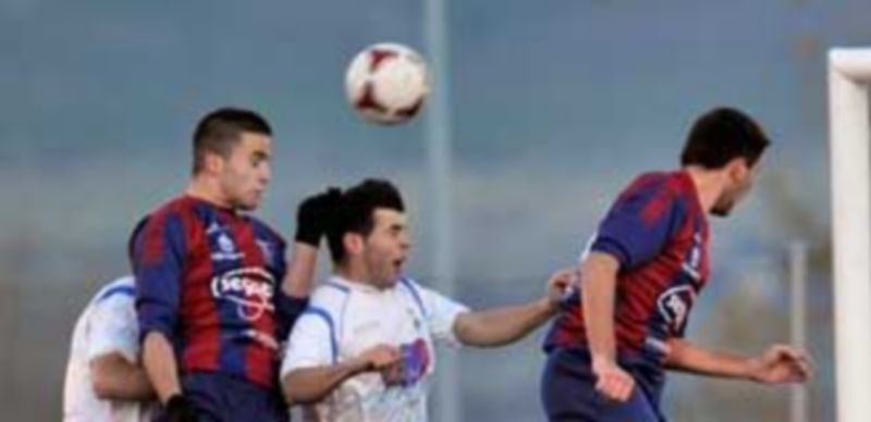 Jugada aérea del partido de ayer entre la Segoviana B y el Salas. / Kamarero