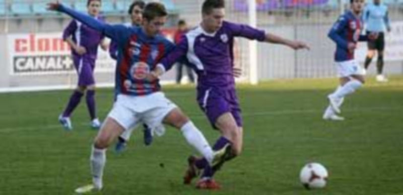 Dani Calleja intenta frenar el avance de un jugador del Cristo Atlético durante un momento del partido jugado en el campo de La Nueva Balastera. / Eva Garrido