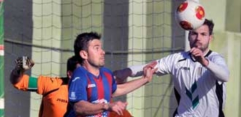 Anel y un defensor del Lermeño tratan de hacerse con el balón en una acción ofensiva de la Gimnástica Segoviana sobre la portería defendida por Luis. / Kamarero