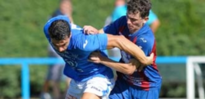 El granjeño Domingo y el gimnástico Aguirre pugnan por la posesión del balón. / Kamarero