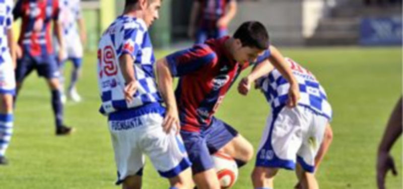 Rubén trata de llevarse el balón ante la presión de dos jugadores del Arroyo. / Kamarero