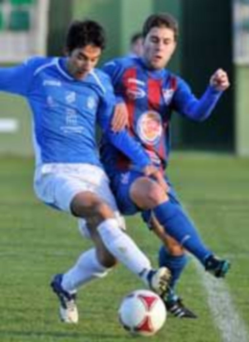 Quino se anticipa a Manu en una acción del juego durante el primer tiempo del encuentro. / Kamarero