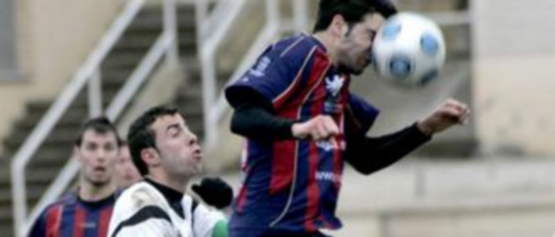 Javi de la Cruz trata de rematar de cabeza ante la oposición de un contrario en el encuentro jugado ayer en Salamanca. /ALMEIDA/EL ADELANTO