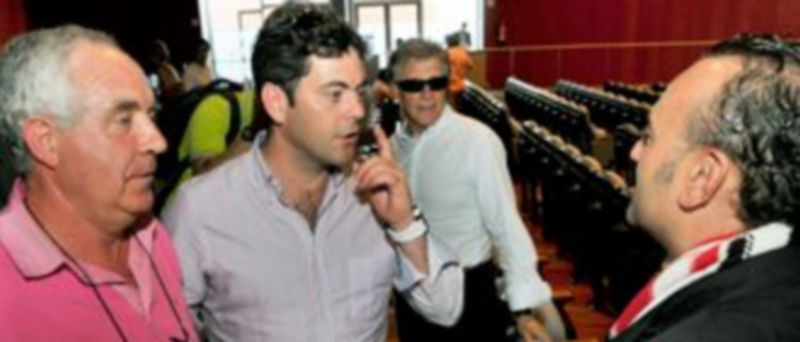 A la Segoviana le tocó en suerte la SD Logroñés, un ‘histórico’ joven 1 Minguela y Paco Maroto hablan con el directivo del Logroñés después de conocerse el enfrentamiento. / Kamarero