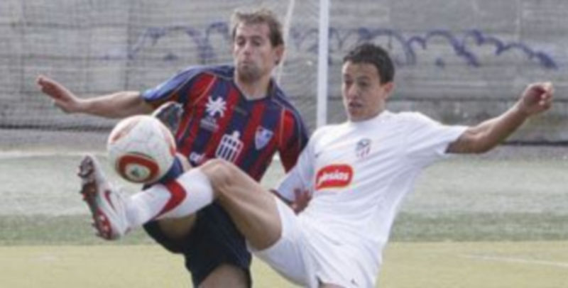 Chus trata de anticiparse a la acción del delantero del Santa Marta. / La gaceta de Salamanca