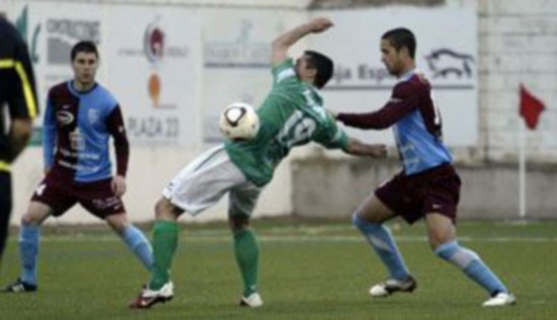 El gimnástico Ricardo –que fue expulsado al ver la segunda amarilla en el minuto 75– intenta arrebatarle el balón a un rival del Guijuelo. / La Gaceta de Salamanca.