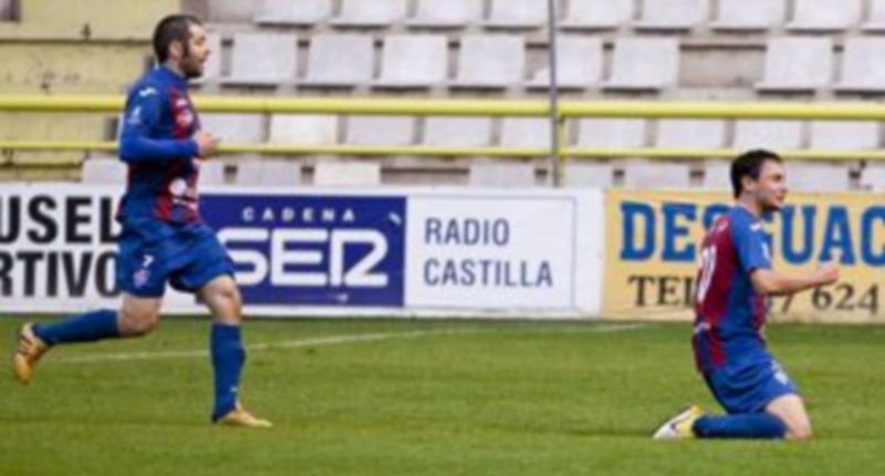 Mariano corre a celebrar el gol del empate con Víctor Pérez después de que el lateral de la Segoviana consiguiera batir a Aurreko con su lanzamiento desde el punto de penalti. / Tomás Alonso