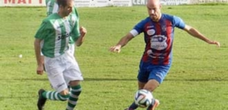 Ricardo controla el balón./ Diario de Ávila