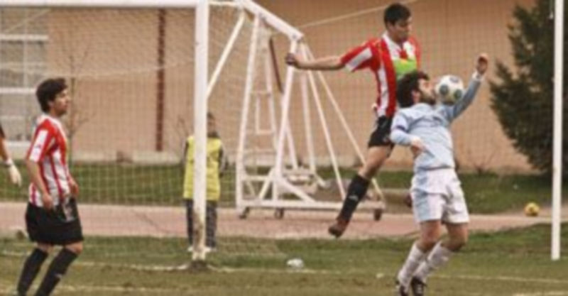 Ramsés trata de controlar la pelota mientras que el defensa salta y a punto está de tocarla con la mano. / Jorge Ruiz