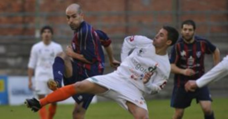 Ricardo intenta despejar el balón ante la fuerte presión de un jugador de Los Gatos de Íscar. / Juan Martín