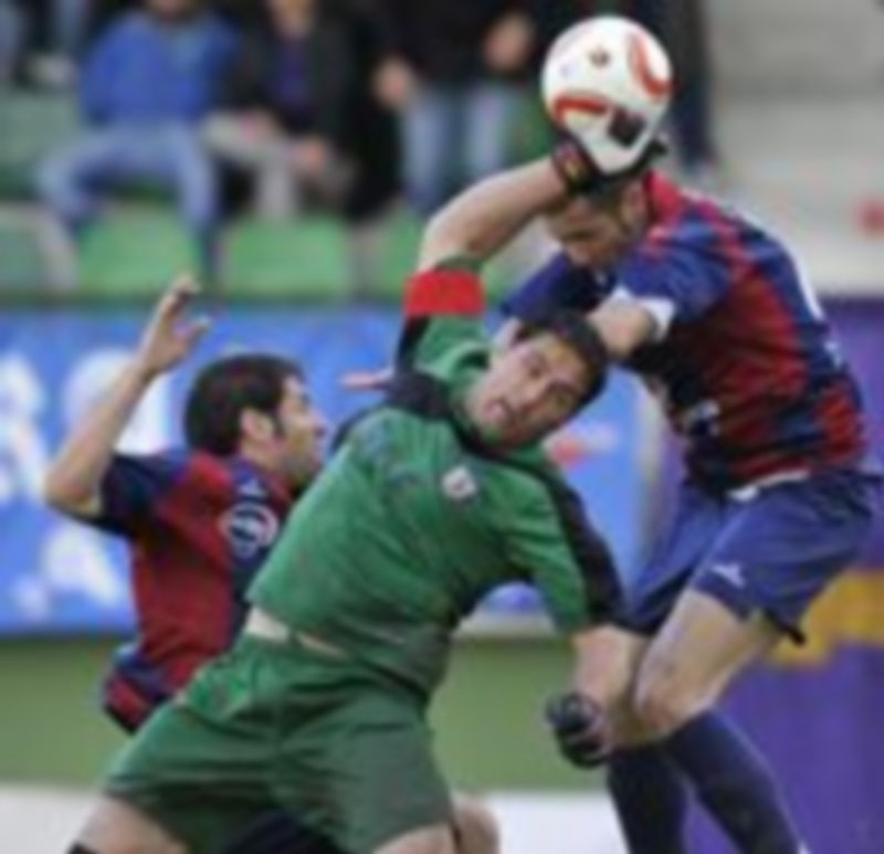 José Luis logra tocar el esférico con la mano ante el intento de remate tanto de Mariano como de Pablo Morales. / Juan Martín