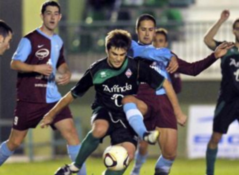Jesús Alonso intenta anticiparse a la acción del delantero del Amorebieta en uno de los numerosos balones divididos que hubo que pelear durante el choque. / Juan Martín