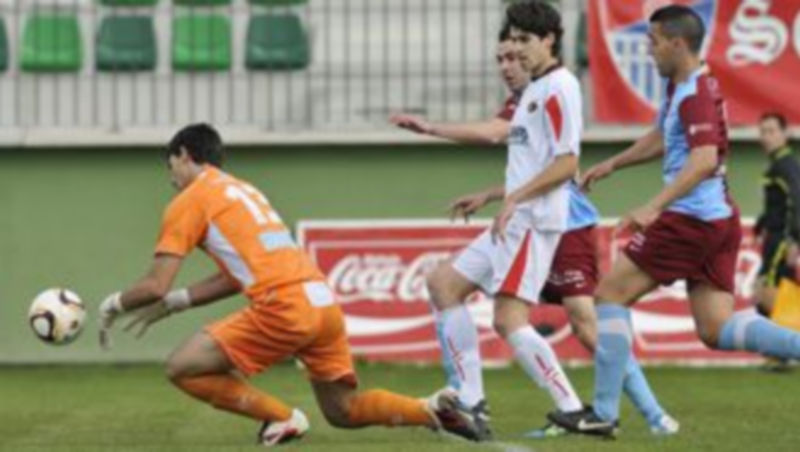Así se dejó escapar el portero del Lemona el balón en la acción que precedió al 1-0 que marcó Fran Dorado. / Juan Martín