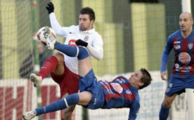 Asier Arranz trata de conectar con el balón ante la presión de un defensa que pudo cometer pernalti sobre el segoviano en la primera jugada de ataque del partido. / Juan Martín