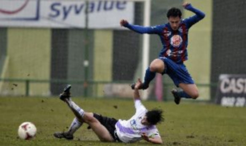 Víctor Pérez salta ante la entrada de un oponente. / Juan Martín