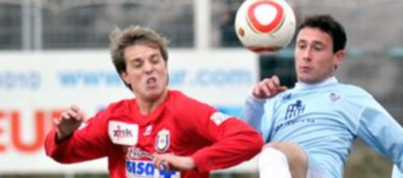 El delantero abulense Larsson intenta ganarle la partida al lateral izquierdo de la Gimnástica Segoviana