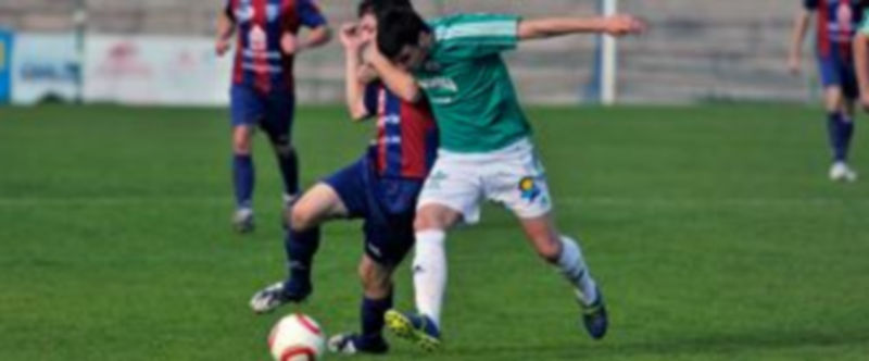 El colchón se queda en esterilla 1 Mariano forcejea con el jugador del Astorga en un momento del encuentro. / kamarero