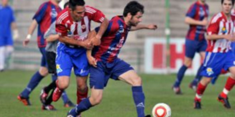 Mariano trata de zafarse de la marca de un rival en un momento de la primera parte del encuentro. / Kamarero