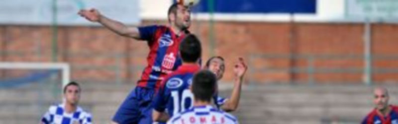 Mariano supera al jugador del Arroyo