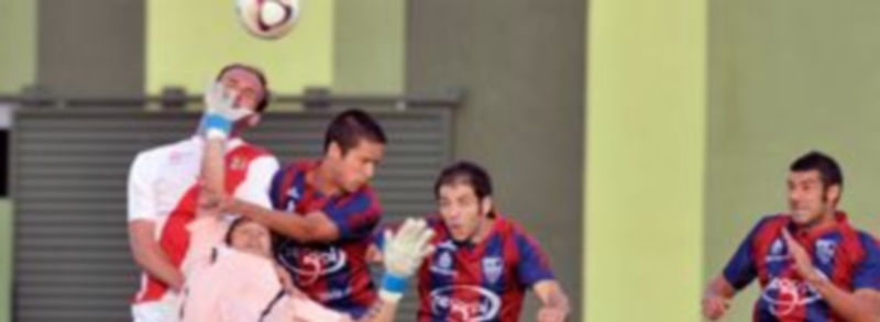 Los gimnásticos Jesús Alonso y Mariano saltan hacia el balón