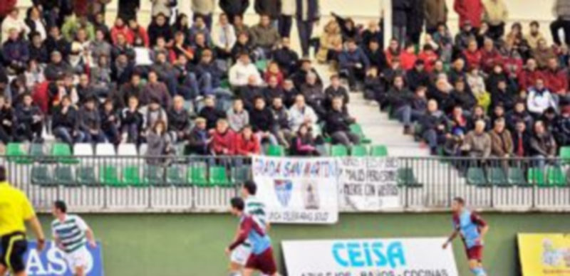 Aspecto parcial de la grada nueva del campo de La Albuera prácticamente repleta de aficionados durante un partido de la Segoviana. / Kamarero