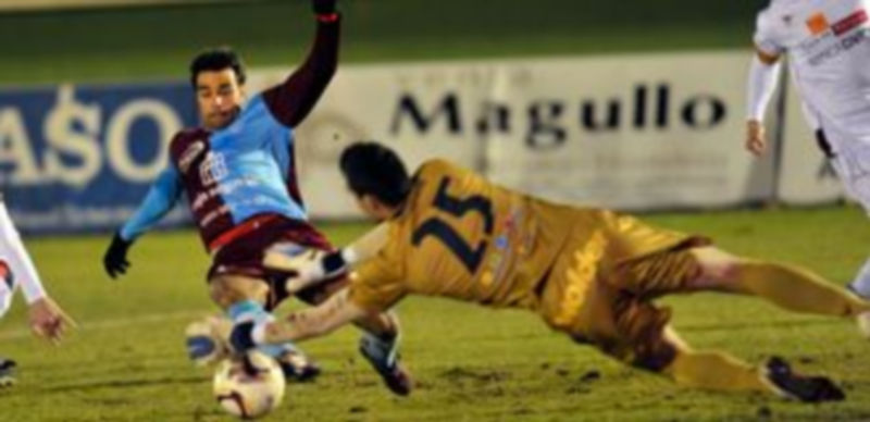 Cajoto trata de alcanzar un balón que acabó en las manos del portero visitante