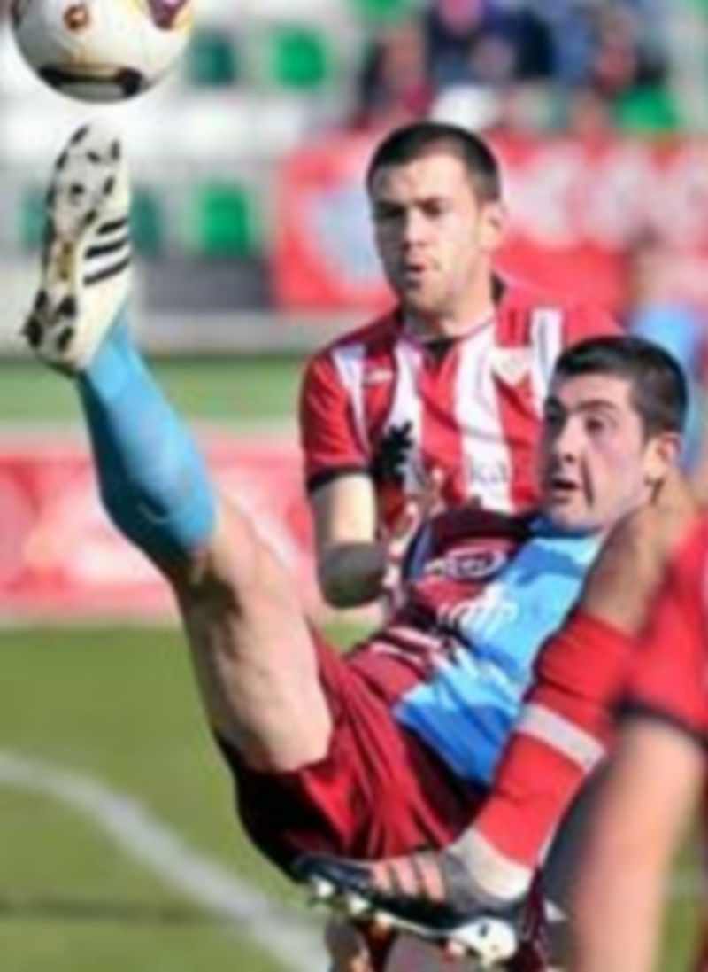 David Terleira intenta una chilena en complicada posición