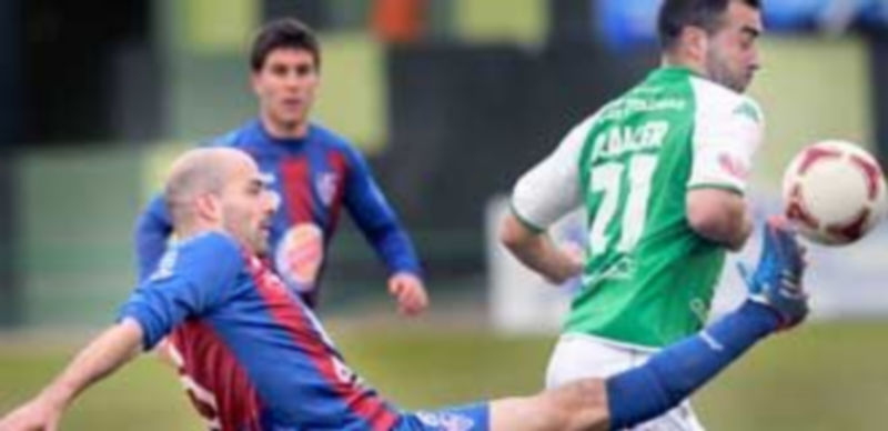 Ricardo trata de a despejar la pelota que quería controlar el jugador del Atlético Astorga. / Kamarero