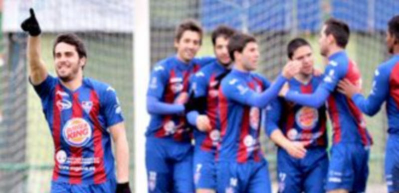 Edu dedica a la grada uno de los dos goles que le marcó al Cristo Atlético