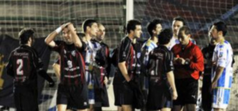 Roberto se echa las manos a la cabeza tras su expulsión en la imagen del pasado partido ante la Arandina. / KAMARERO