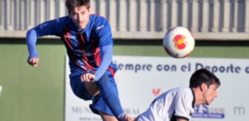 Dani Calleja remata a portería ante la oposición de un jugador del Salmantino. Su lanzamiento se marchó desviado. / Kamarero