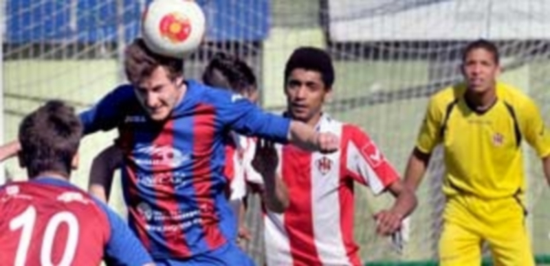 Dani Arribas intenta una dejada de cabeza de espaldas a la portería de Ivanildo. / Kamarero