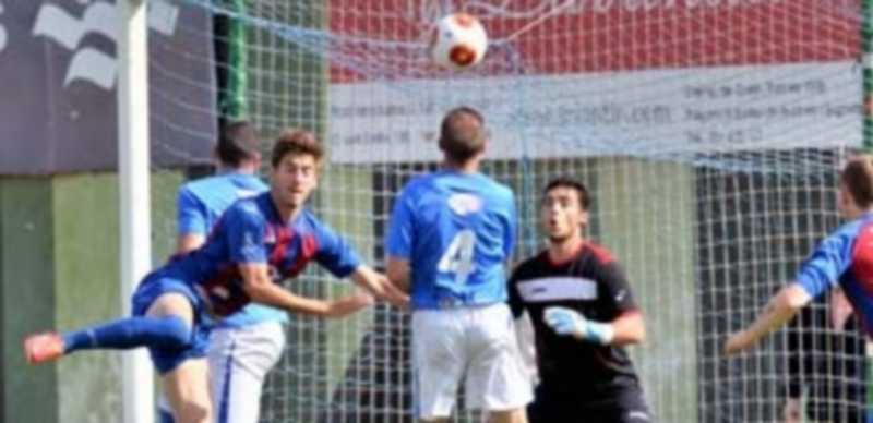 De esta forma consiguió Dani Calleja el remate con el que superó a Yiyo para marcar el 1-0. / Kamarero