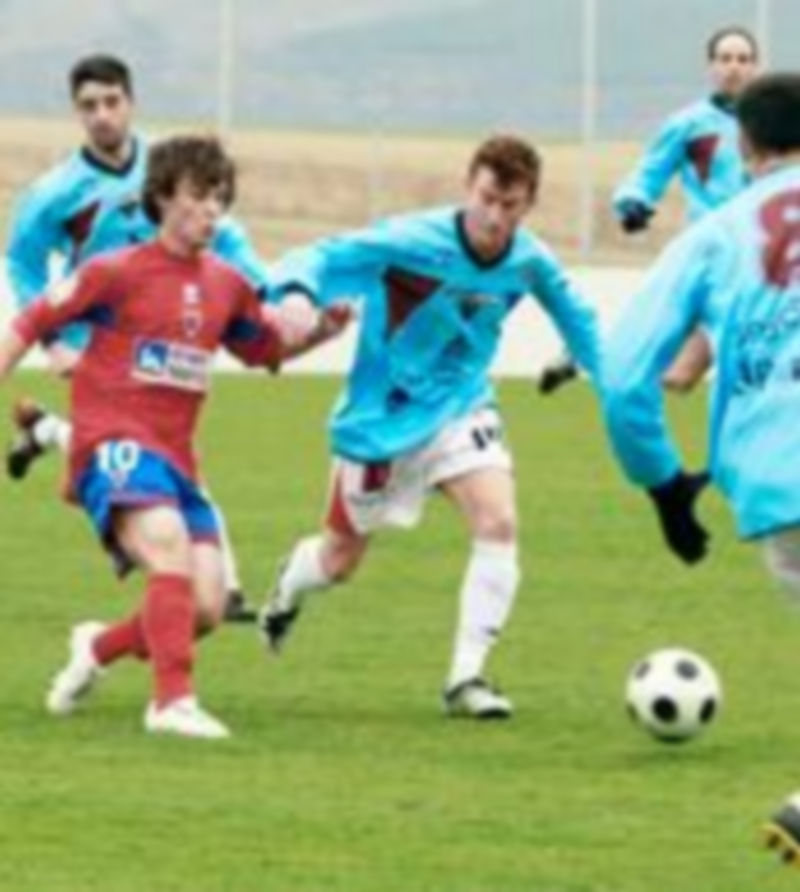 Yaco controla el balón en un momento del encuentro disputado la pasada temporada. /EL ADELANTADO