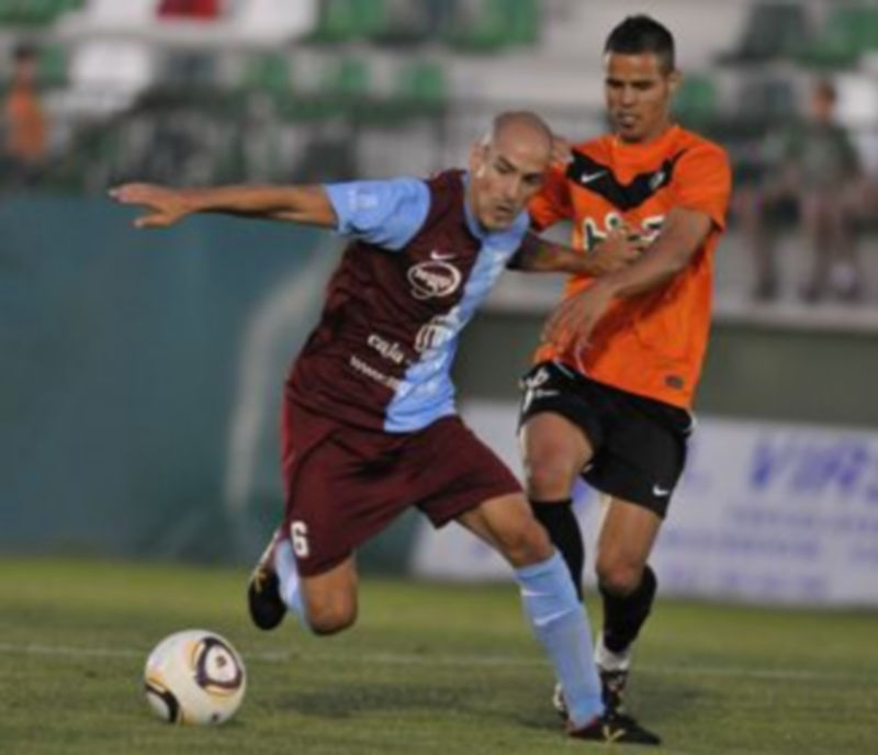 Los gimnásticos viajan hoy a Bilbao sin el lesionado Ricardo 1 Ricardo cayó lesionado en el entrenamiento de ayer y es baja para mañana. / J. Martín.