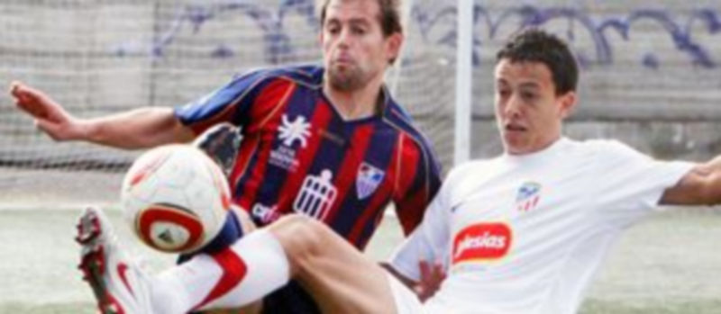 El gimnástico Chus disputa un balón con un rival de la Unión Deportiva Santa Marta durante el partido de la primera vuelta. / El Adelanto de Salamanca