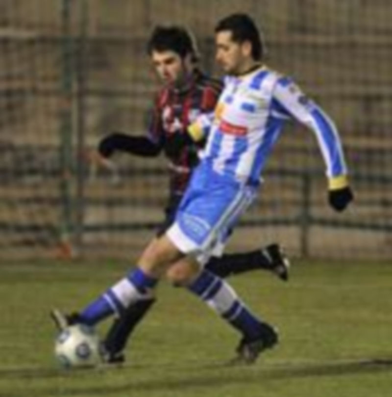 El liderato espera, con permiso de la Arandina 1 Ramsés persigue a un jugador de la Arandina en la imagen de archivo. / Juan Martín