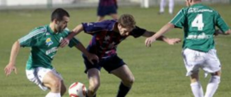 Dani trata de superar a dos oponentes en un lance del encuentro liguero que la Segoviana jugó en el campo del Astorga. / Diario de León