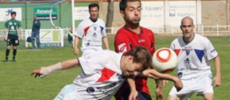 La Segoviana solo pudo empatar a cero en Venta de Baños 1 Chus despeja un balón con la cabeza. / SARA MUNIOSGUREN