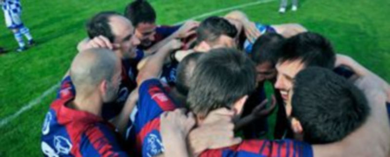 Los jugadores de la Segoviana hacen piña al finalizar el encuentro ante el Arroyo./ Kamarero