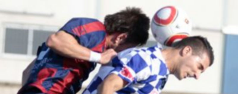 Anel salta con un contrario en un momento del partido jugado en Arroyo de la Luz. / J.M.Rubio-el periódico de extremadura