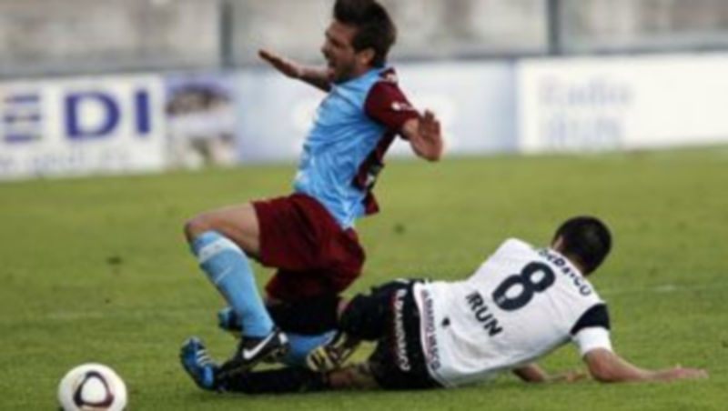 Maikel cae ante la entrada de un jugador del Real Unión de Irún durante el encuentro que el equipo azulgrana disputó en el Stadium Gal. / Juanjo Aygues.