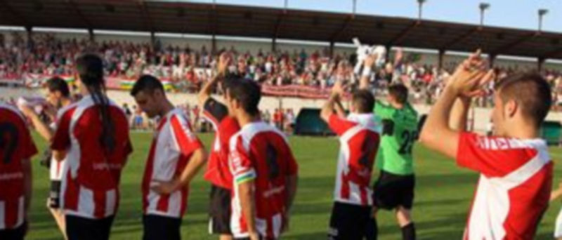Los jugadores riojanos agradecen el apoyo del público