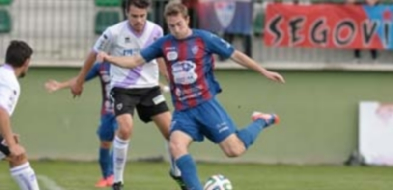 Miguel chuta a portería ante la oposición de un rival. / Juan Martín