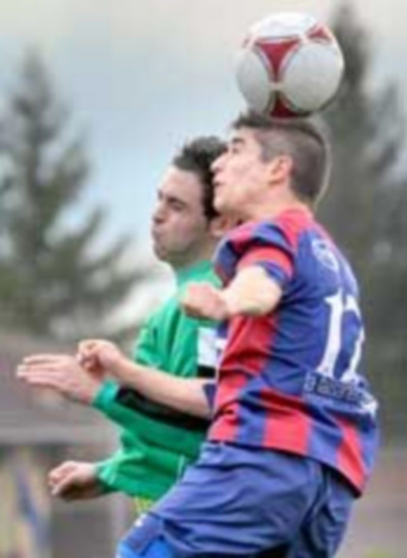 Jugada del encuentro del sábado entre la Segoviana B y el Villamuriel. / Kamarero