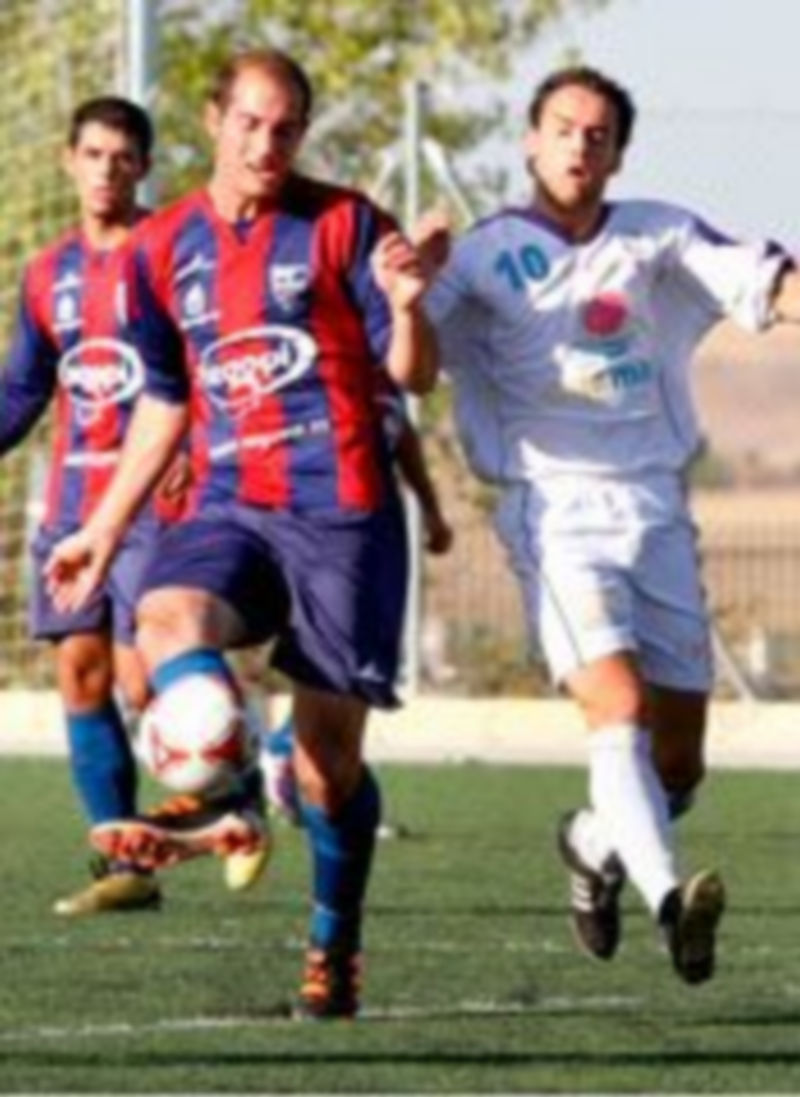 Jugada de un encuentro anterior del filial gimnástico en Nueva Segovia . / E.A.