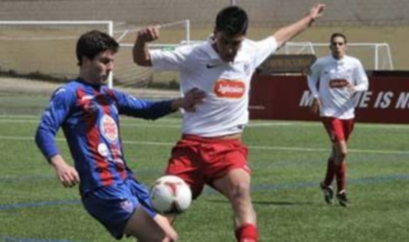 Manu presiona a un jugador del Santa Marta en un momento del partido jugado ayer. / Barroso