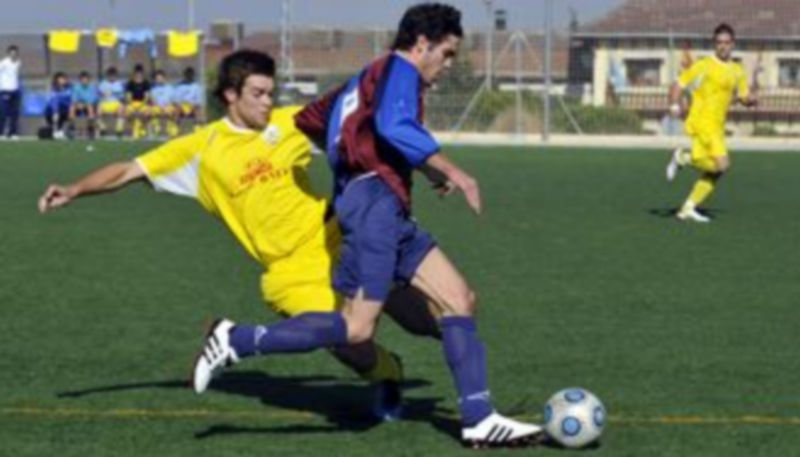 Un futbolista de la Segoviana B intenta salir con el balón controlado. / J.M.