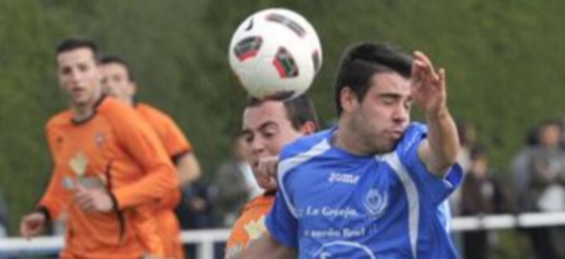 El granjeño Adrián remata de cabeza un balón durante un partido anterior. / Juan Martín